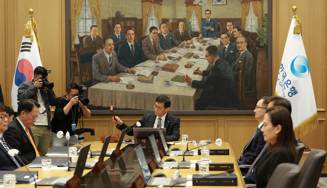 한은 기준금리 ‘동결 유지’ 속 정책 전환 시점 논쟁 확산