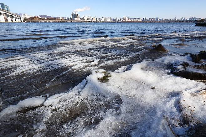 새해 첫 출근길 강타한 ‘화이트 아웃’… 호남·제주 대설특보에 마비된 일상