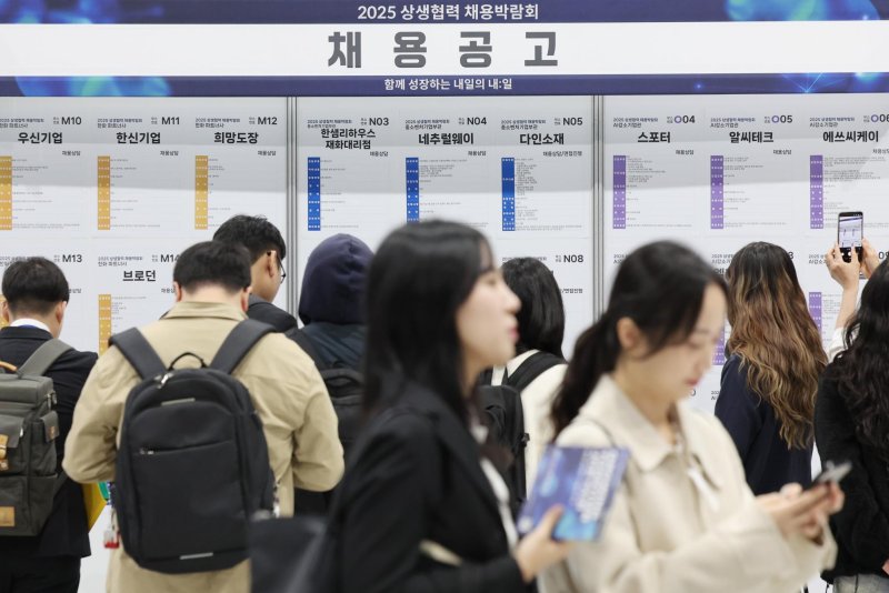 [HR 리포트] 2026 채용 시장 키워드 1위 ‘중고 신입’… 공채 종말과 경력직 선호의 명암