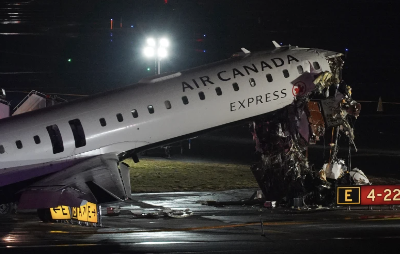 뉴욕 라과디아 공항서 여객기-소방차 충돌… 기장·부기장 참변