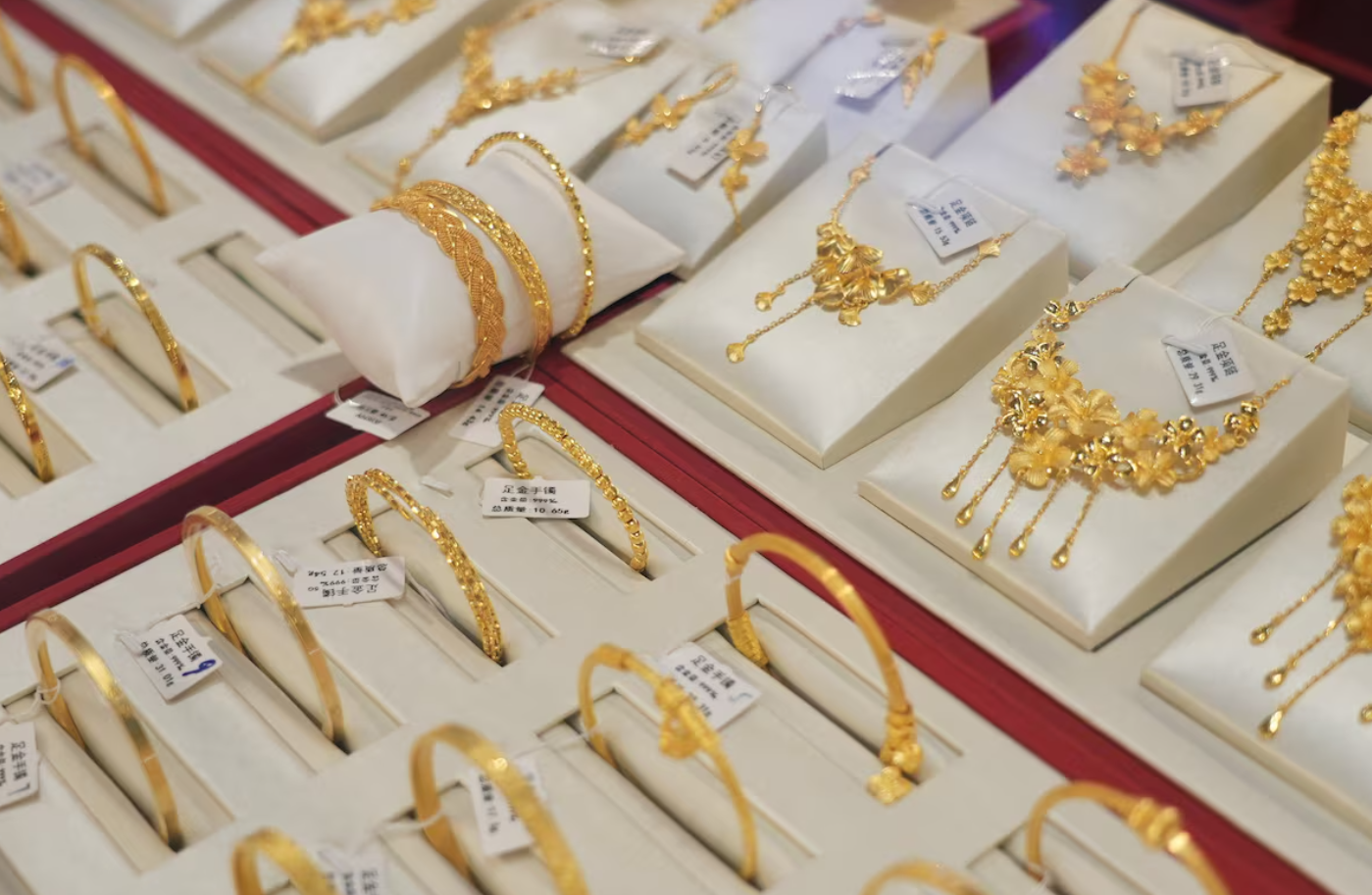 금값, 달러 강세와 금리 인하 기대감 약화에 1% 이상 급락