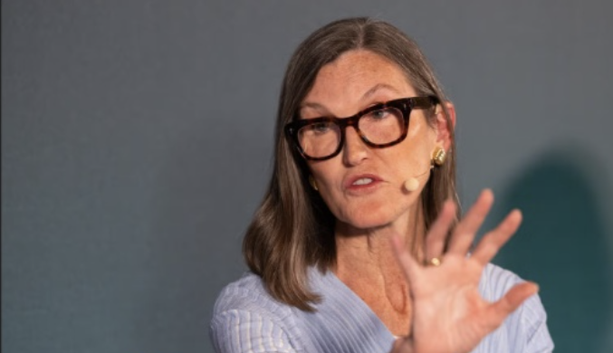 캐시 우드, 급등한 반도체 주식 7,500만 달러 전격 매도… AI 과열 논란 속 ‘차익 실현’ 승부수